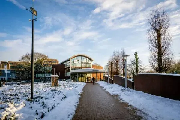 260105-Hoofdingang-sneeuw-600x400