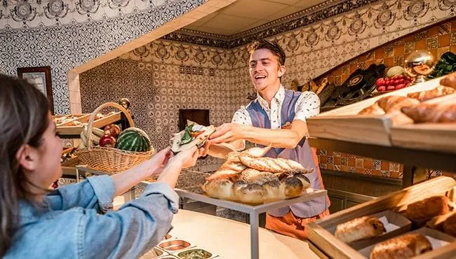 650x370-efteling-medewerker-overhandigt-broodje