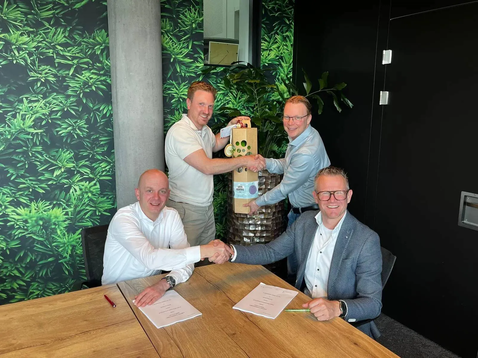 ondertekening-bloemwaard-aannemingsovk-mei-2026-stefan-jeremy-ferry-michiel