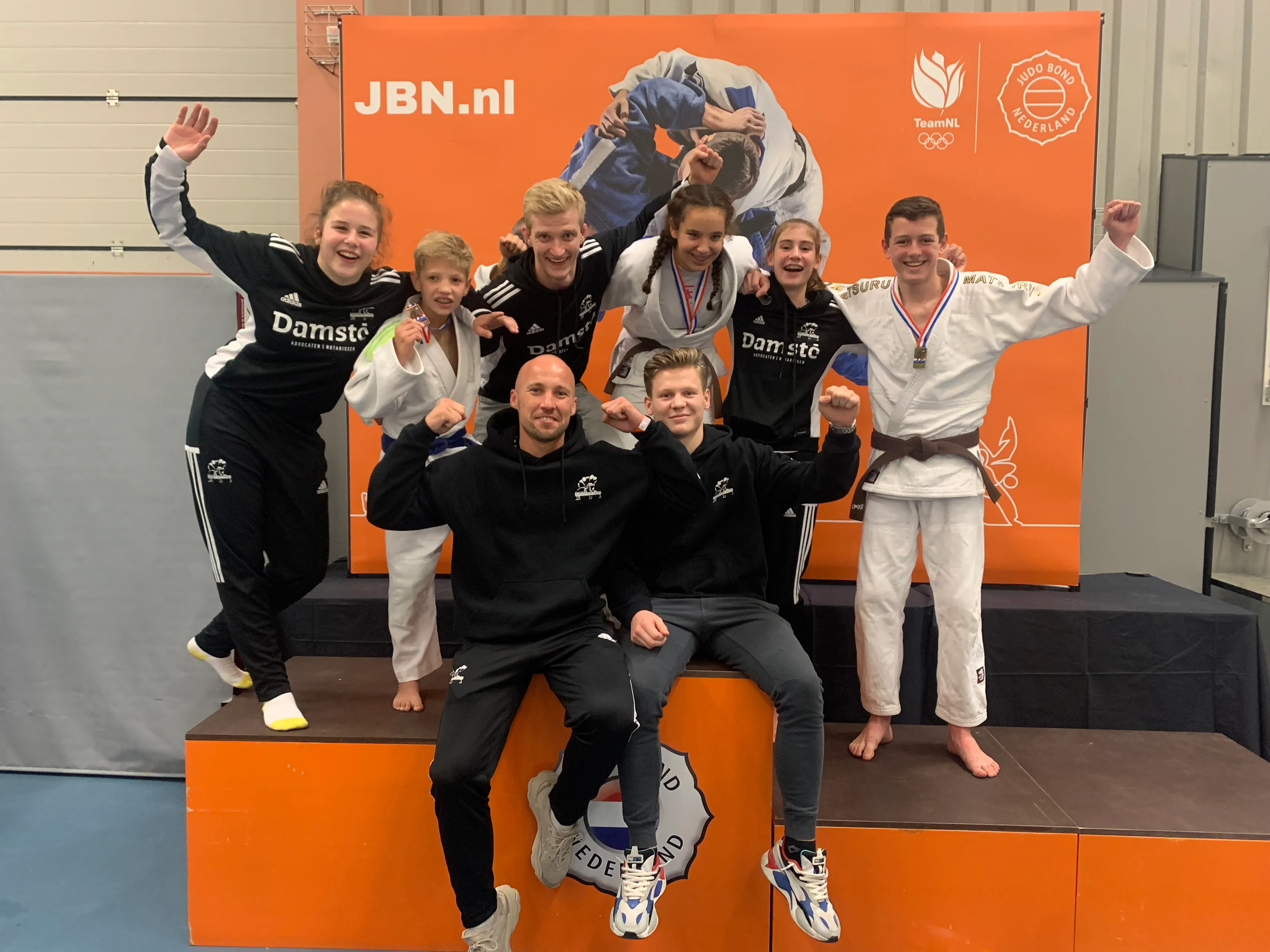 blije gezichten tijdens het nk 15 bij judosport oost