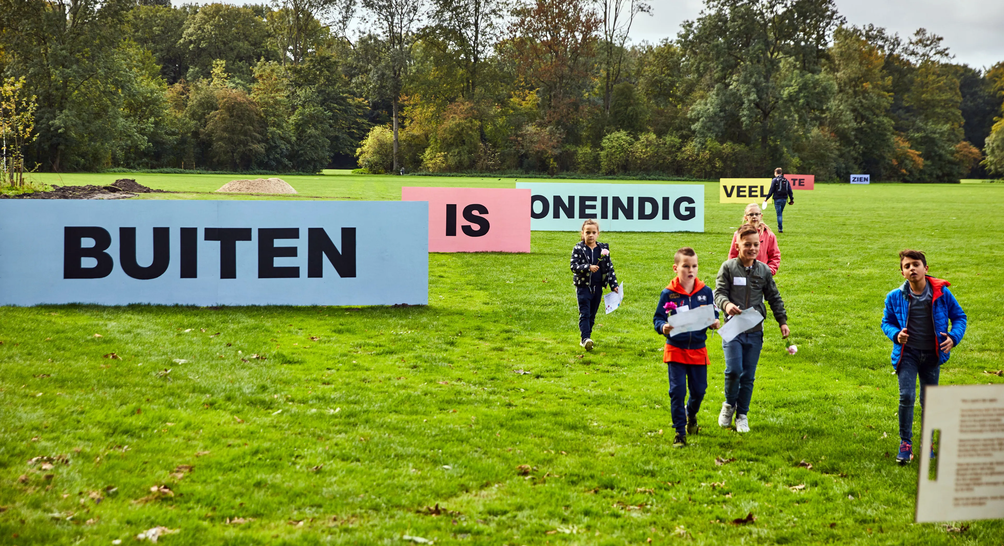 buiten is oneindig veel te zien groepje met kinderen pearle opticiens e1538734659525