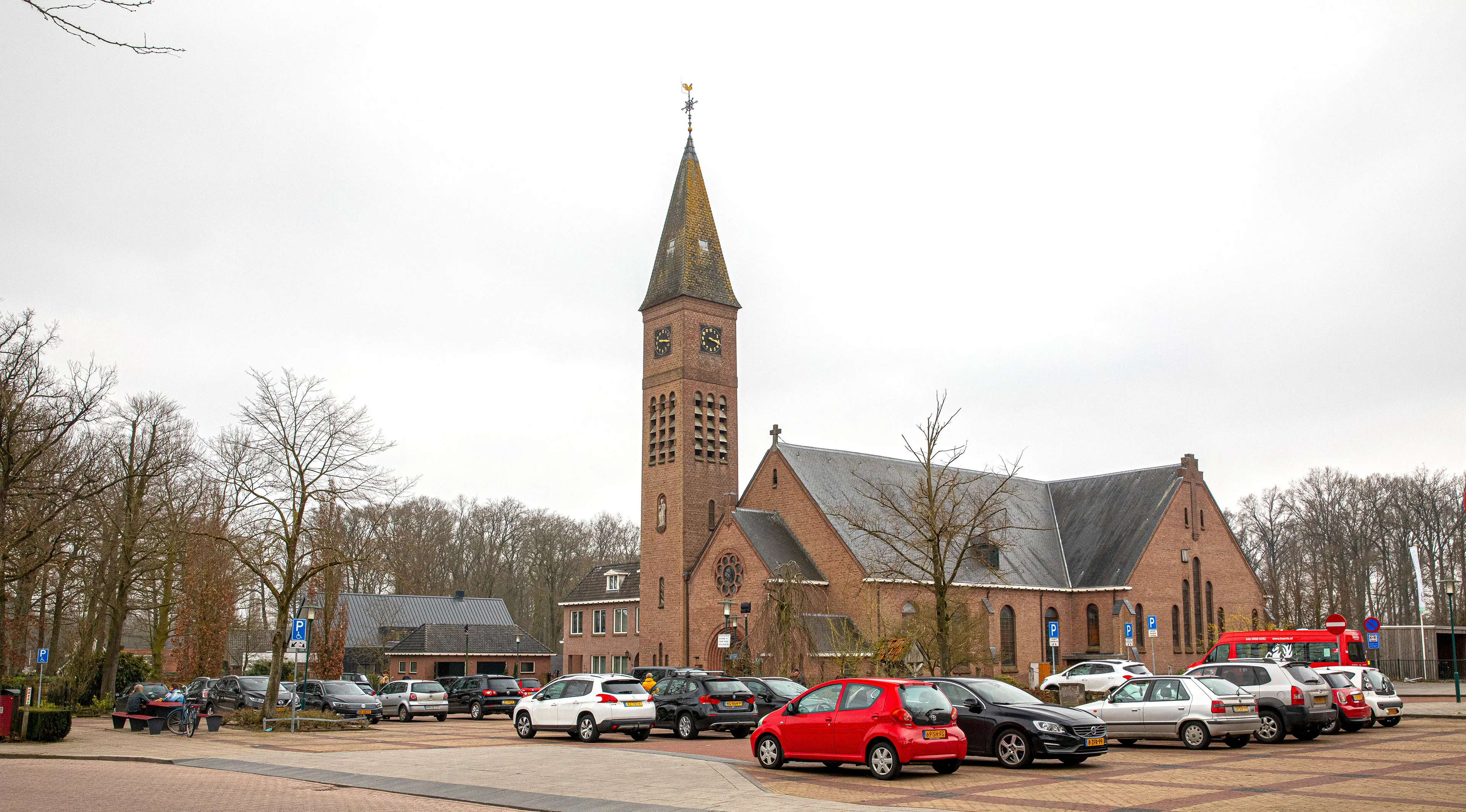 kerk en centrumplein de lutte