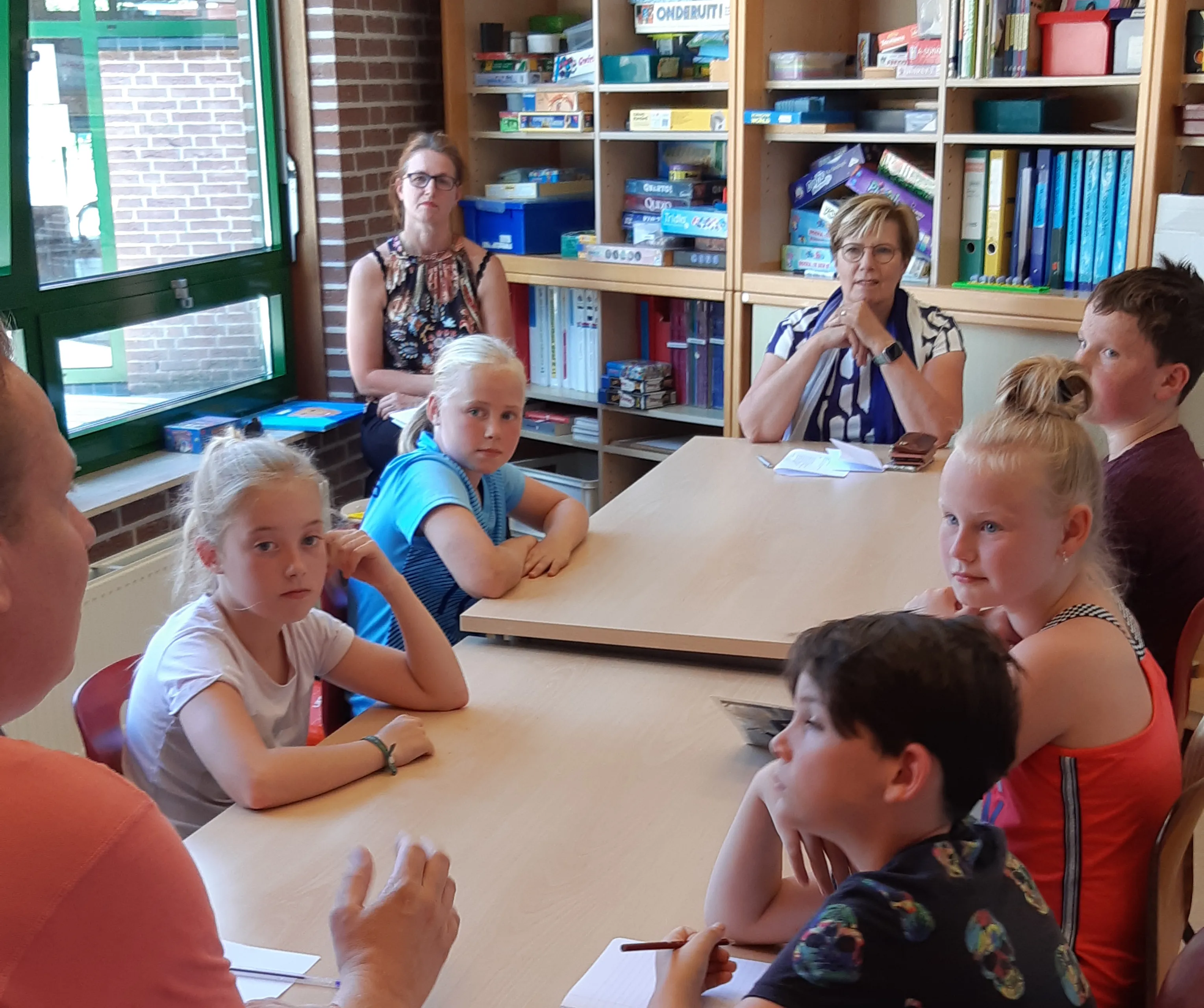 kinderen leerlingenpanel praten over armoede met wethouder anja prins