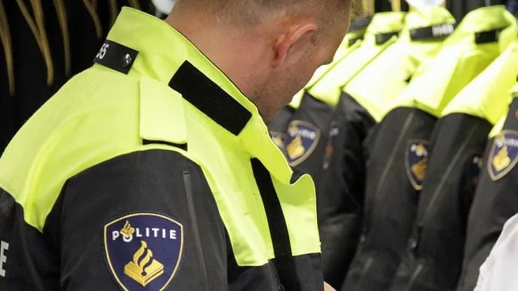 nieuw uniform politie agent hulpdienst