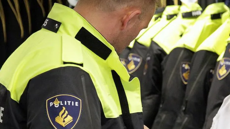 nieuw uniform politie agent hulpdienst
