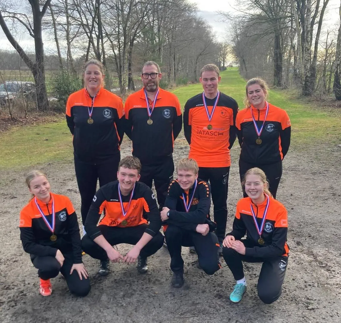 vlnr silke tulk laurens maseland patrick en suzan zieverink dylana bijen mike scholtenhave teun oude luttikhuis en lotte telgenhof winnaars veld en zetten