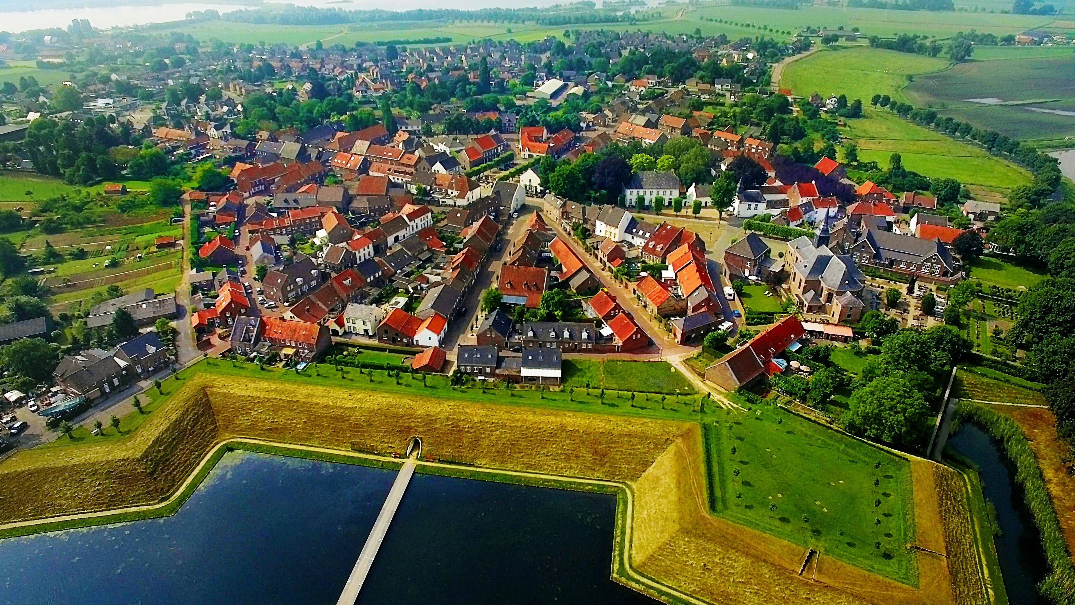 ©HartvanLimburg Lucht foto Stevensweert met deel vestingwerken-1