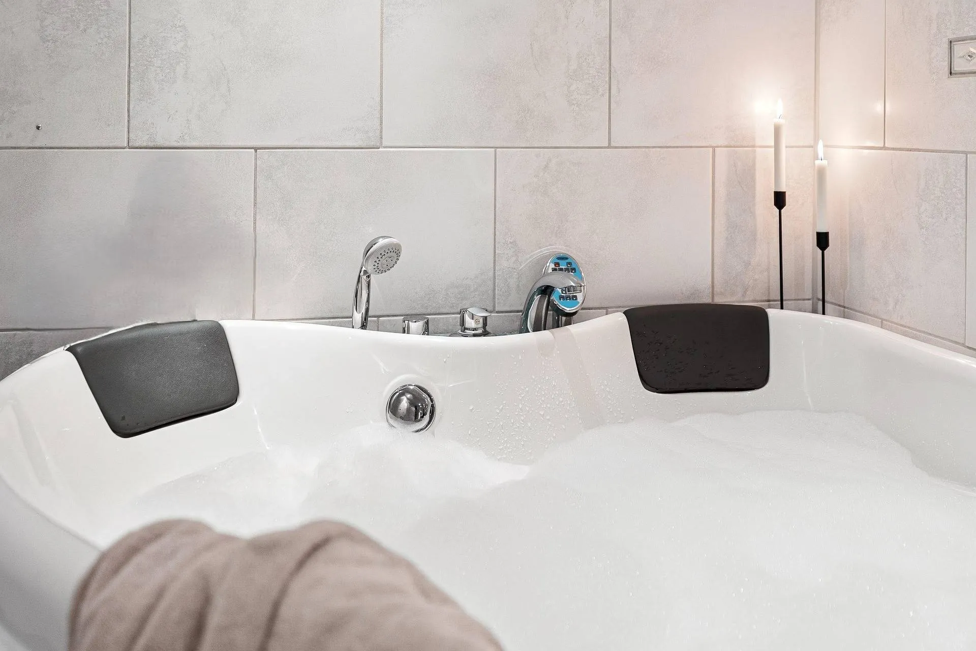 23555986-real-estate-7132374_1920-1