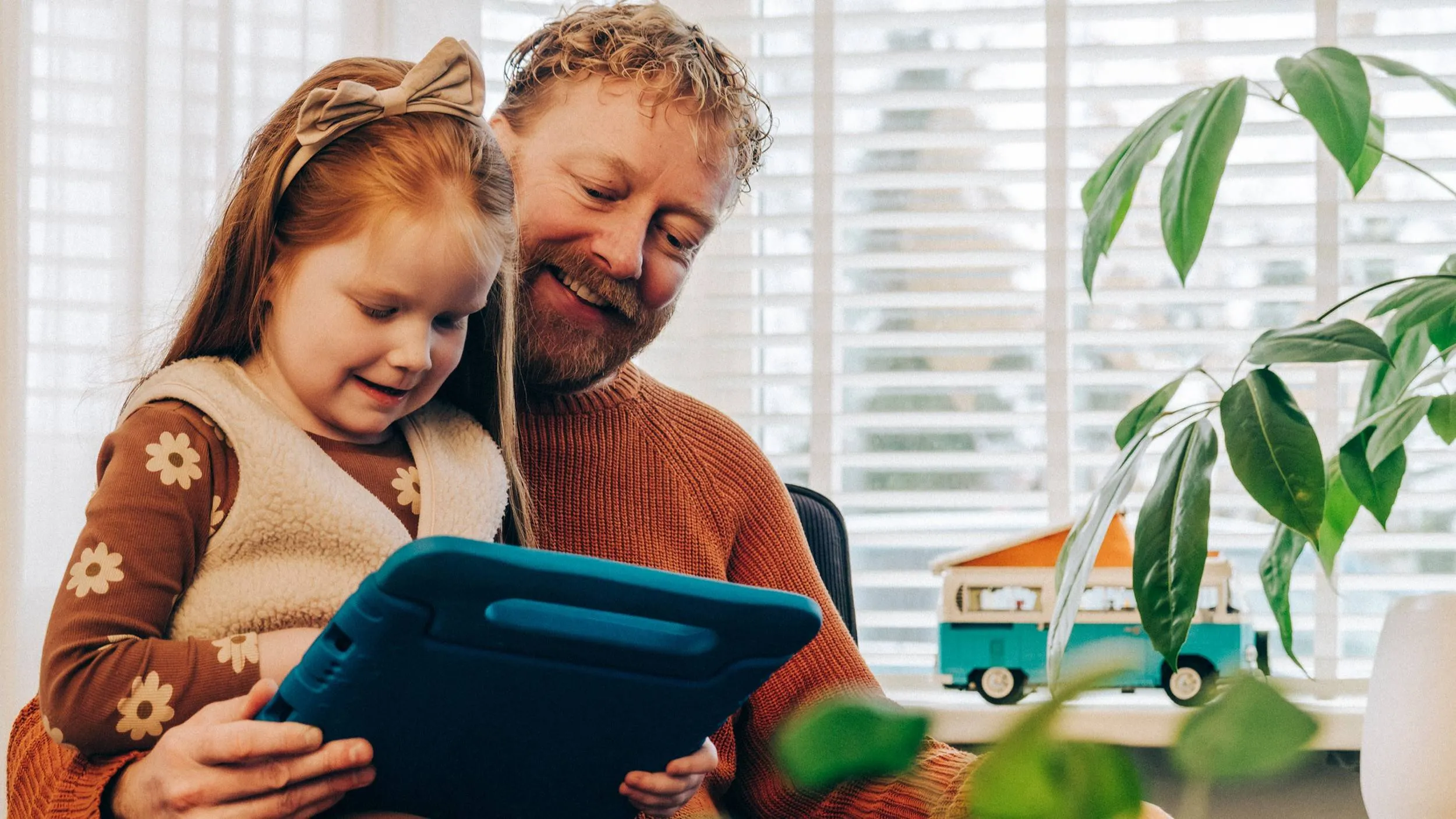 Ouder-met-kind-en-tablet-1