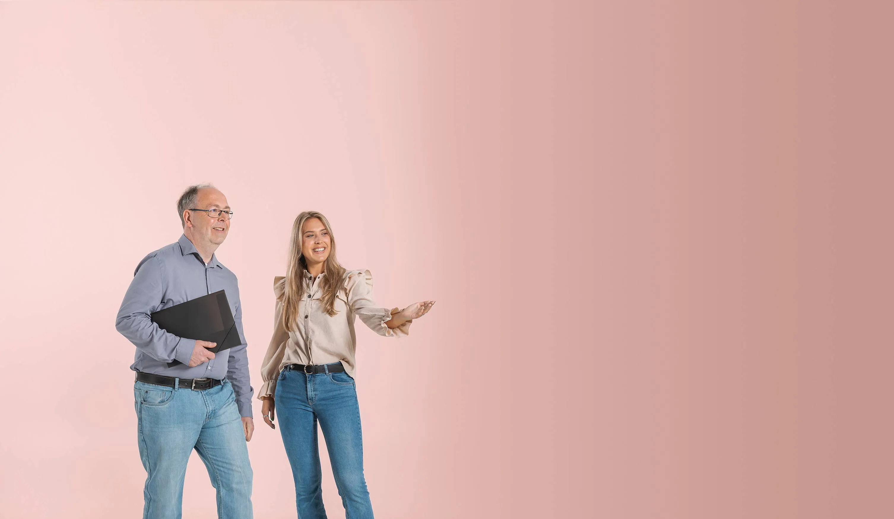 Heel-vrouw-maakt-man-wegwijs (2)