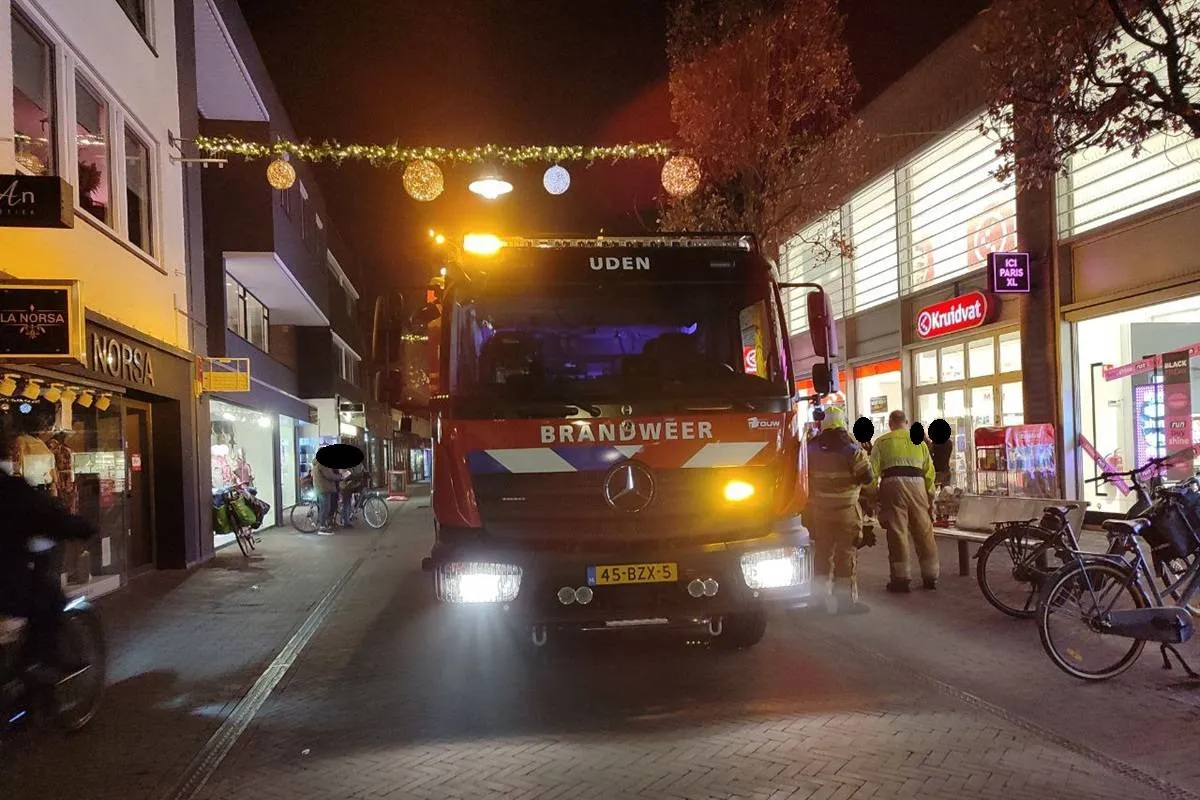 26-11-2025 Brandgerucht Kruidvat Uden 01