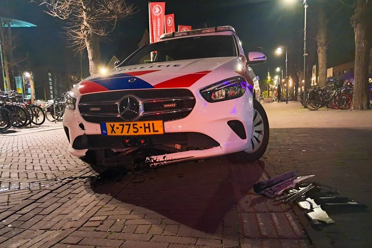 19-03-2026 Politie rijdt op paaltje in Uden 01