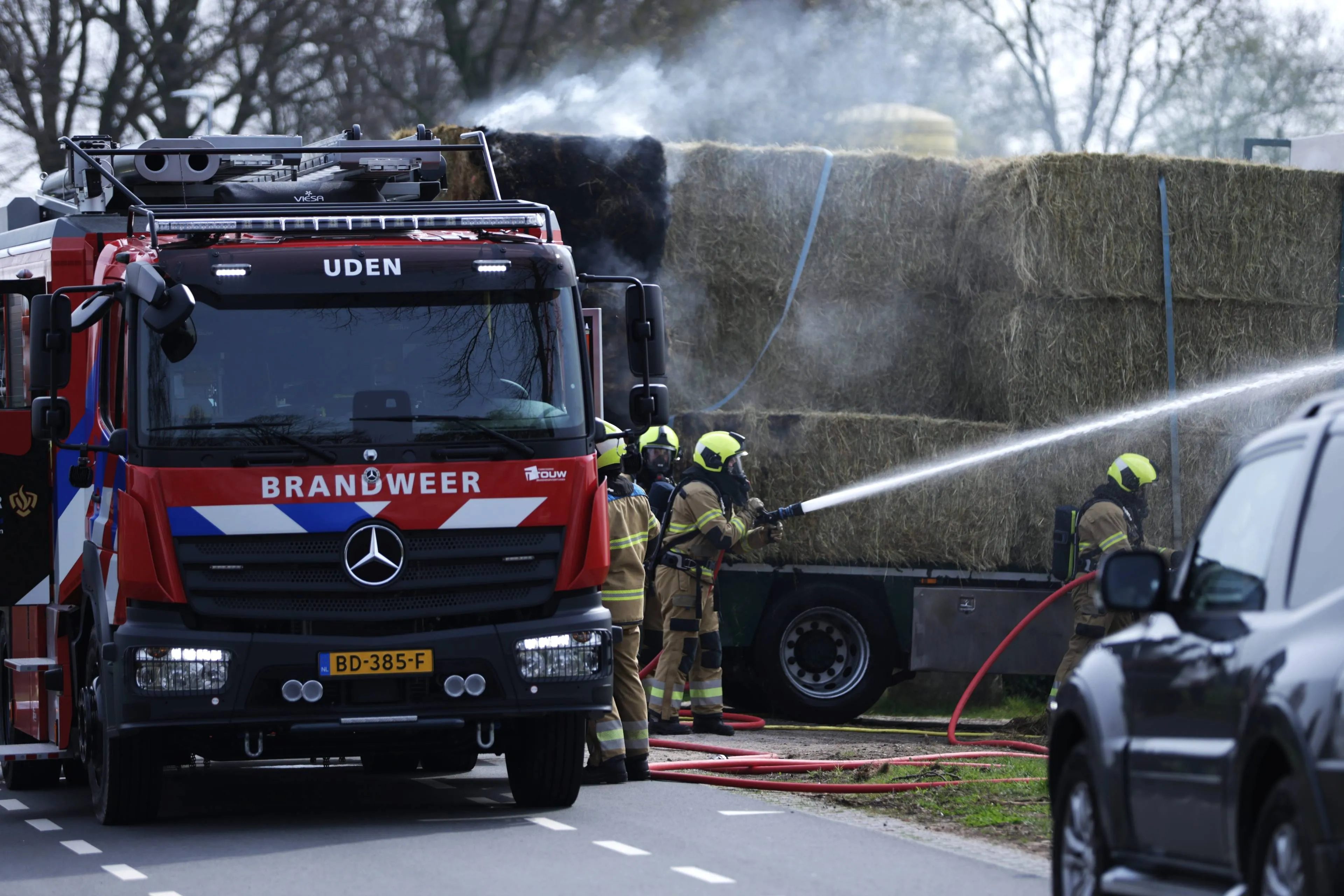 23-03-2026 Vrachtwagen met hooi in brand Uden 02