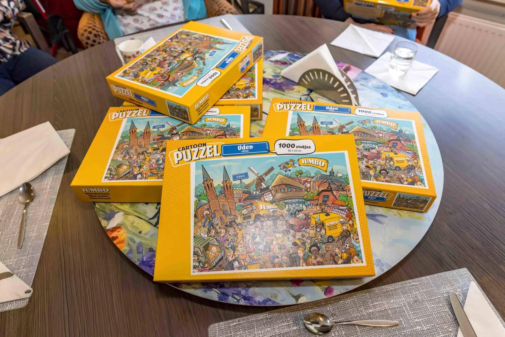 03. Overhandiging Ujese puzzels (foto Peter Noy ©))