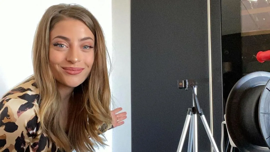 amy van og3ne deelt sportfilmpje vanuit huis