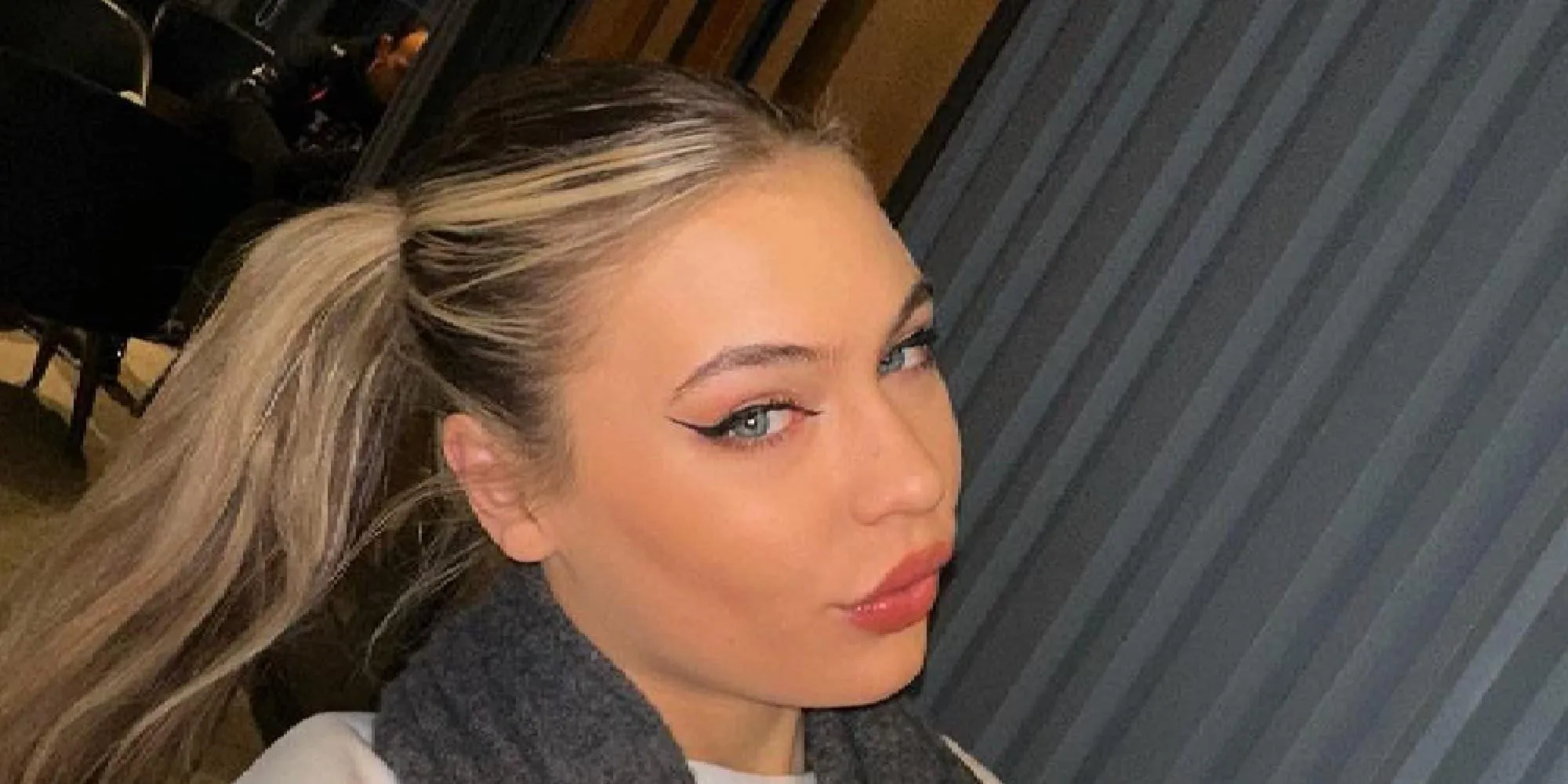 aanlokkelijke jutta leerdam toont trots haar nieuwe glimmertje