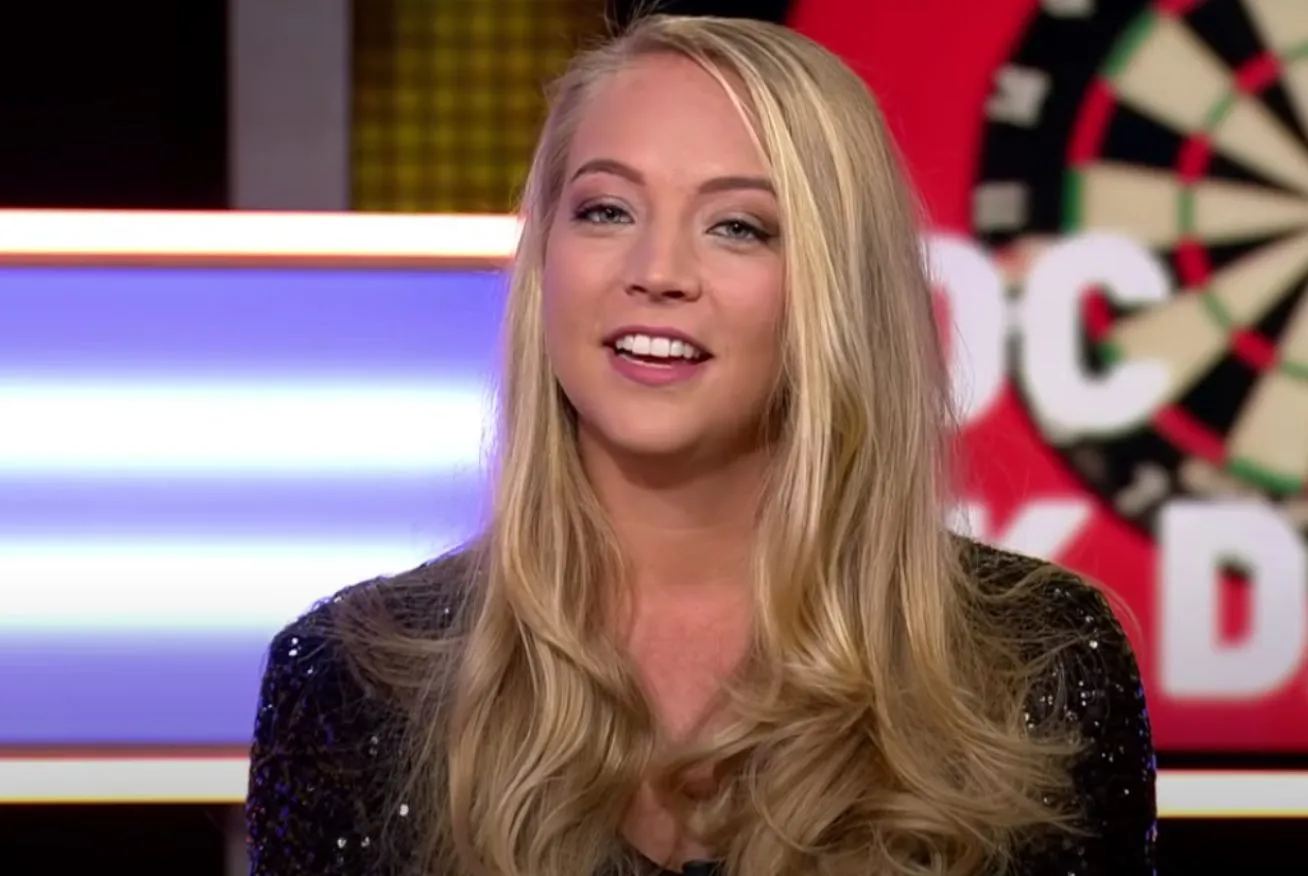 ashley zaat veronica inside barvrouw walk on girl darts