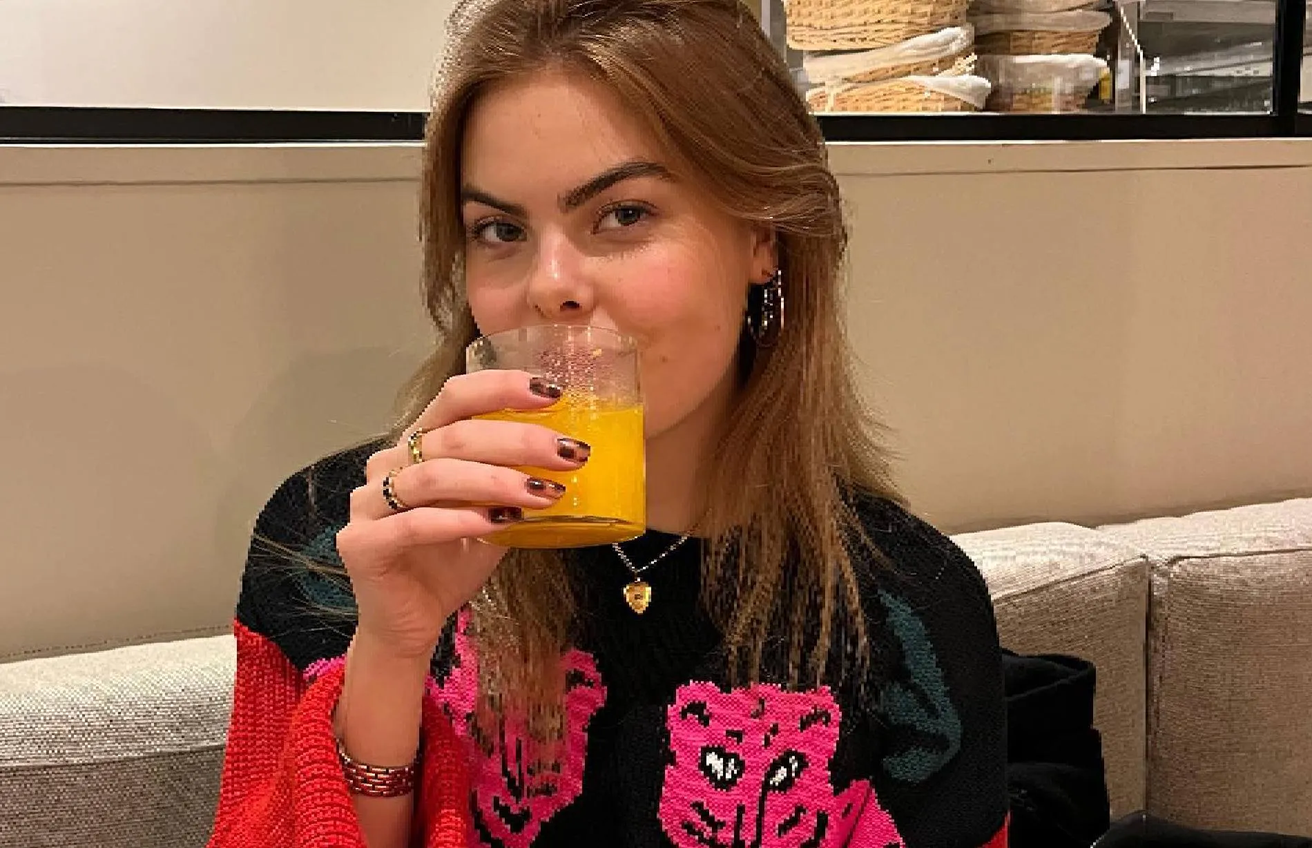 eloise van oranje laat van alles zien in badjasje