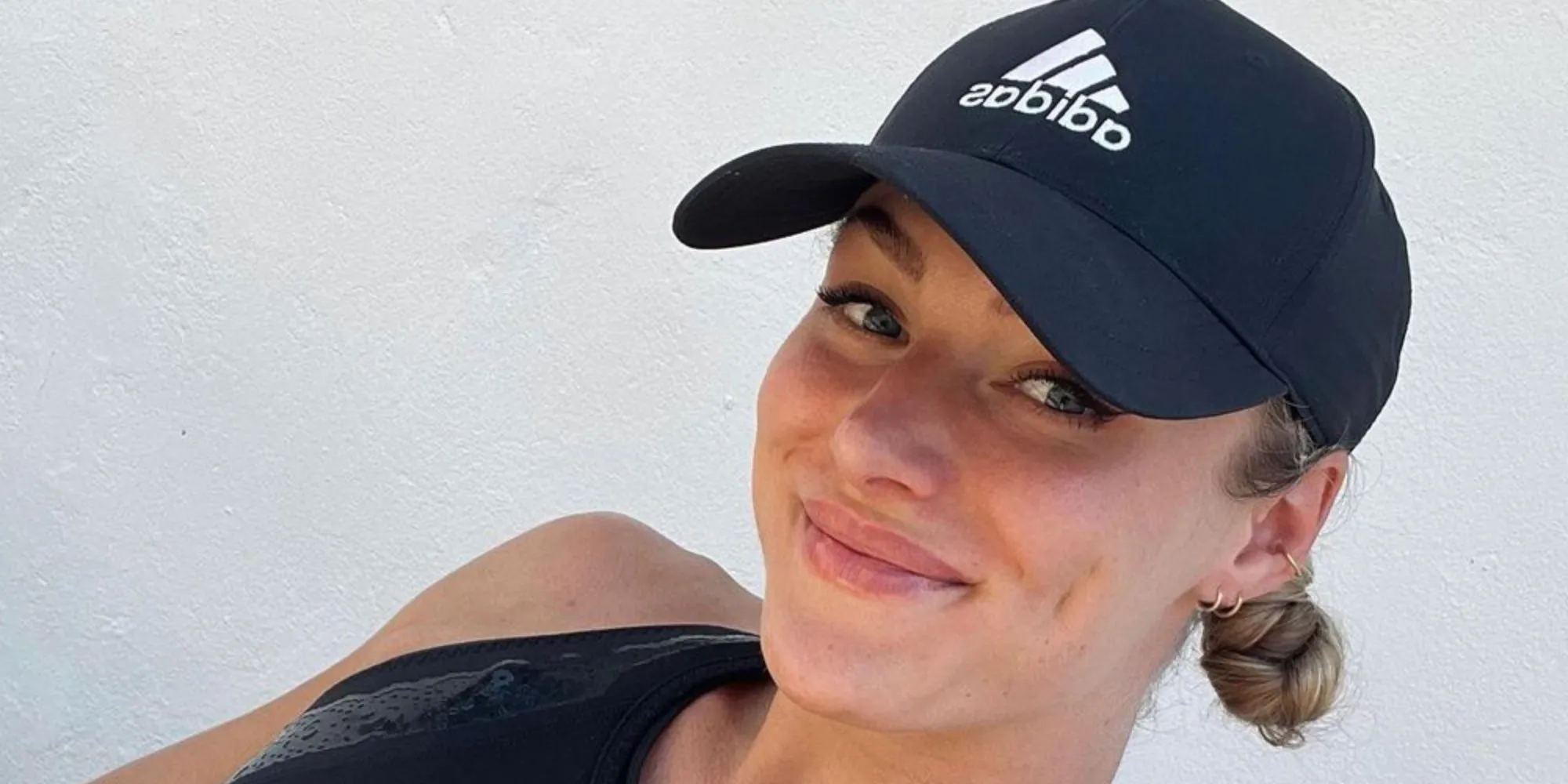 foto atlete lieke klaver ligt in piepklein broekje languit in het gras 2