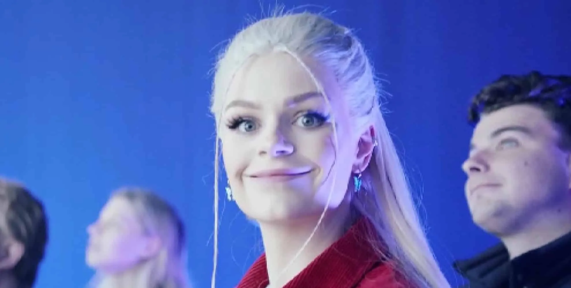 foto davina michelle laat zich insmeren voor nieuwe videoclip hyper