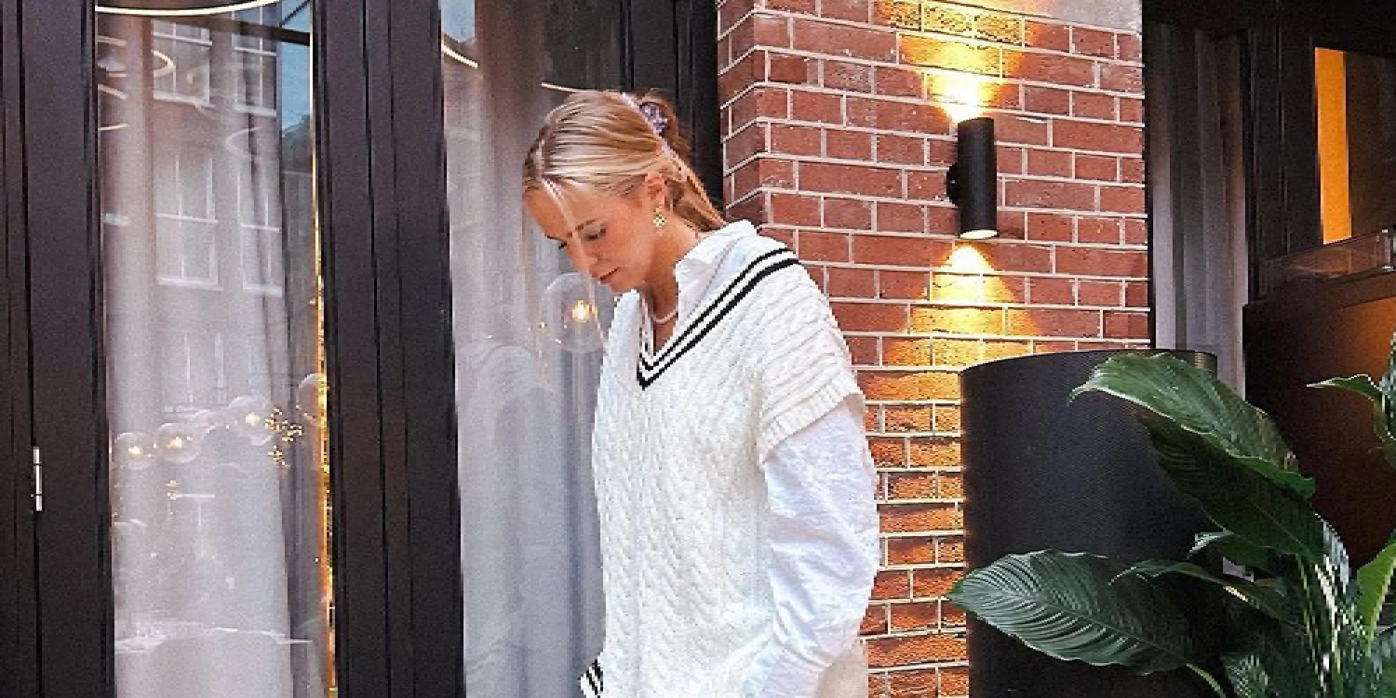 foto de loszittende kleding van lies zhara valt bijna van haar schouders