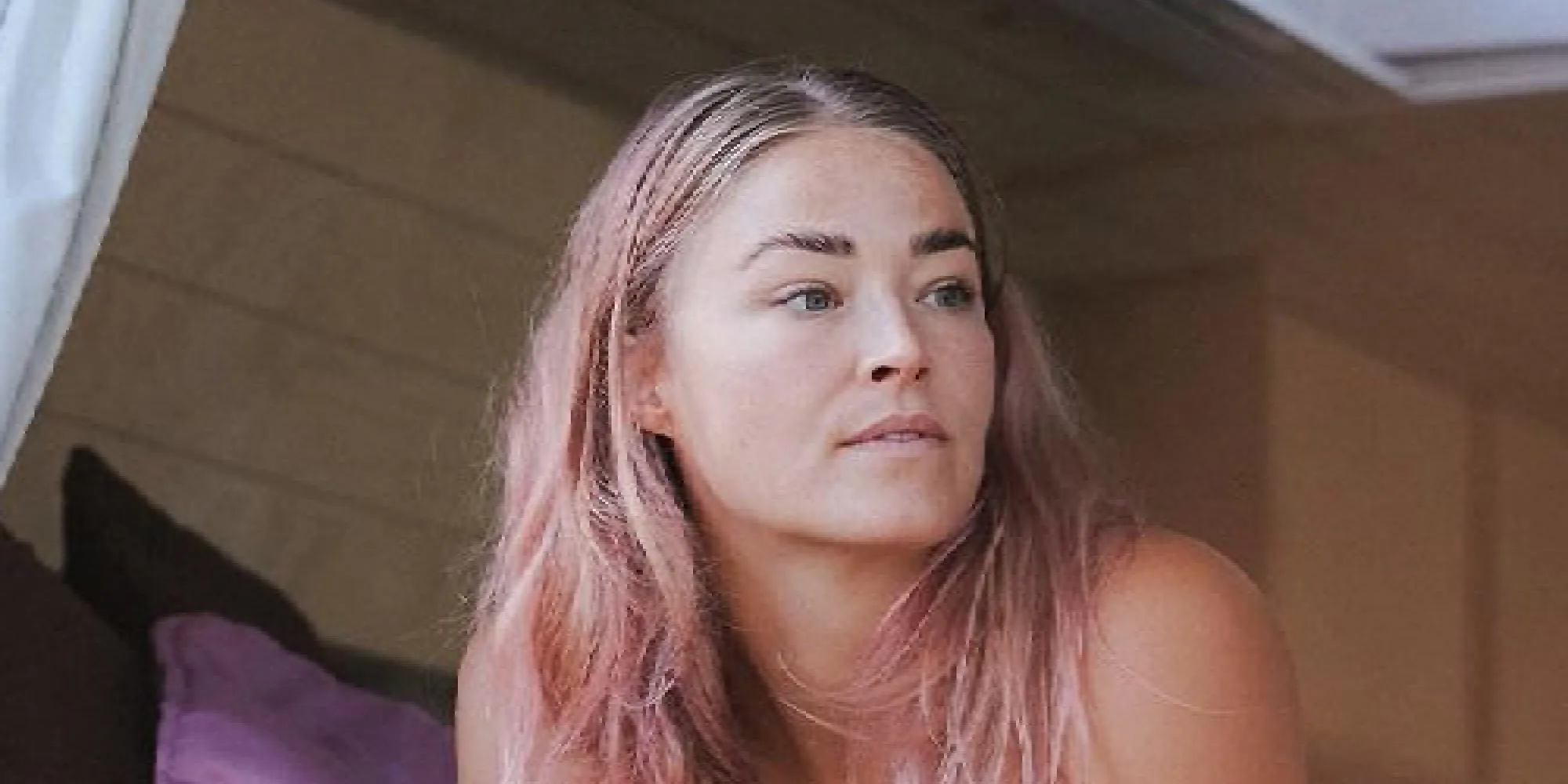 foto geraldine kemper ligt half ontkleed in haar campertje 2