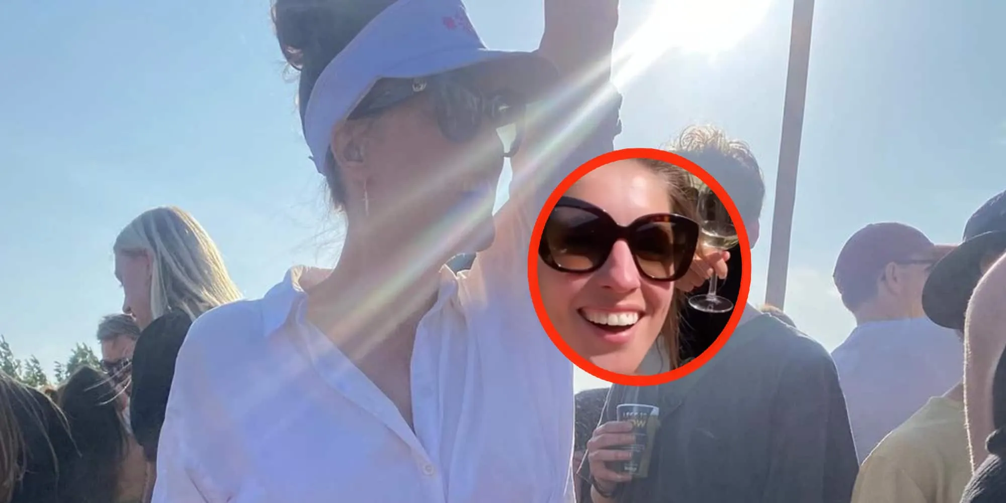 foto marieke elsinga laat zich diep in haar shirtje kijken op zonnig terras