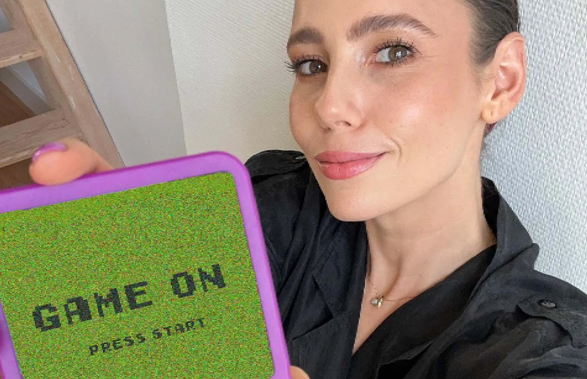gwen van poorten deelt foto met benen wijd