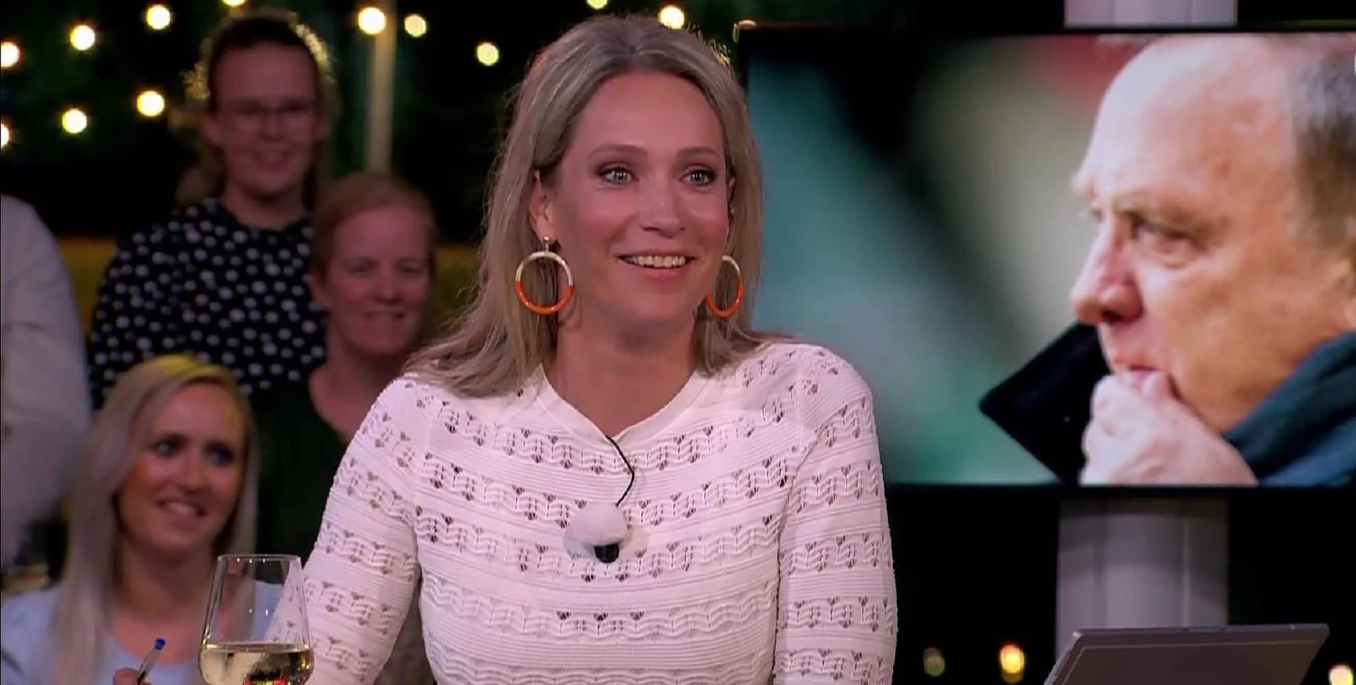 helene hendriks krijgt commentaar op strak truitje foto