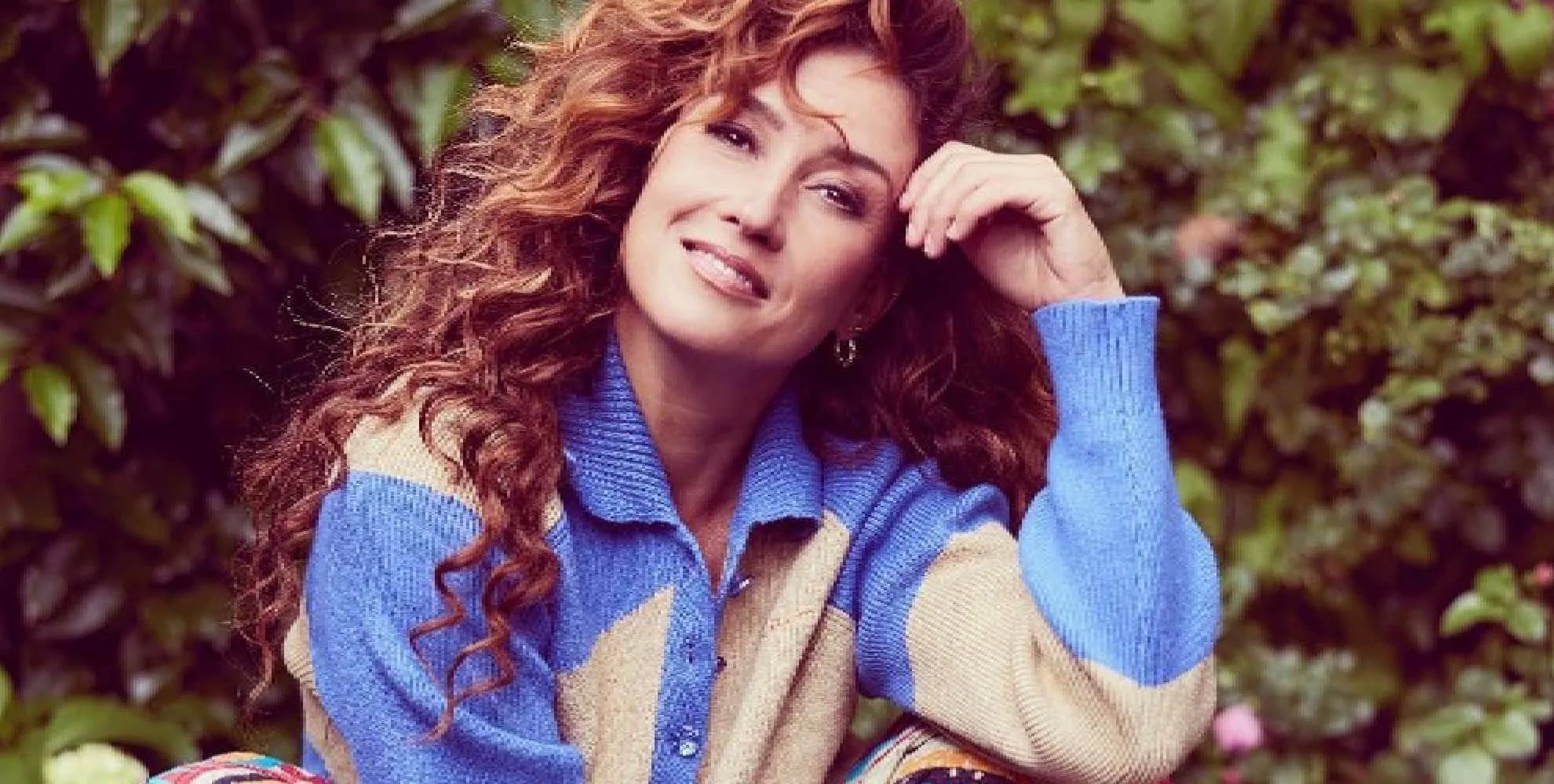 jurk katja schuurman waait omhoog op foto