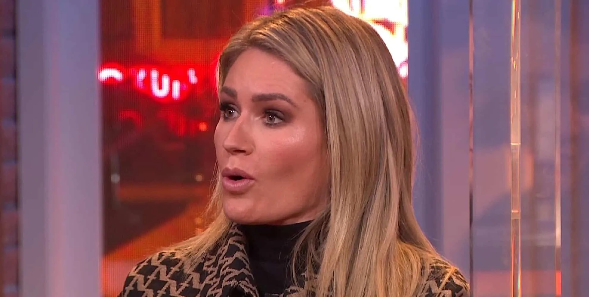nikkie plessen draagt te strakke latex broek