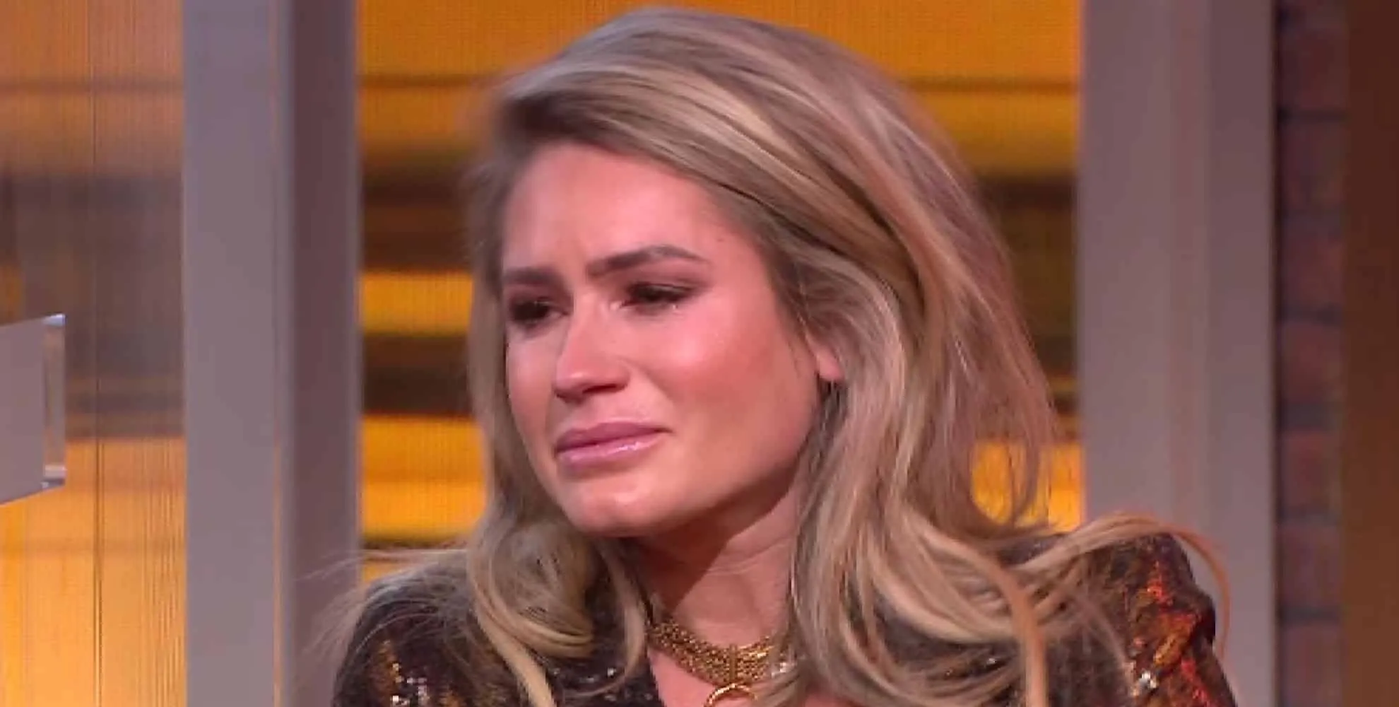 nikkie plessen verminkt enkels op onmogelijke foto