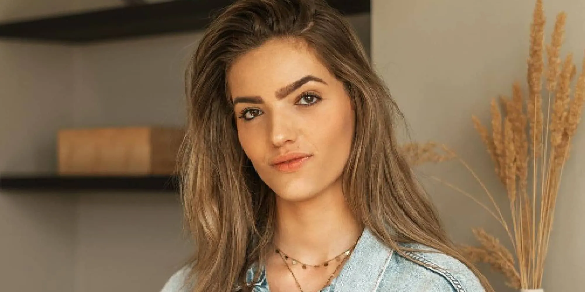 pien hersman achter de mannen aan