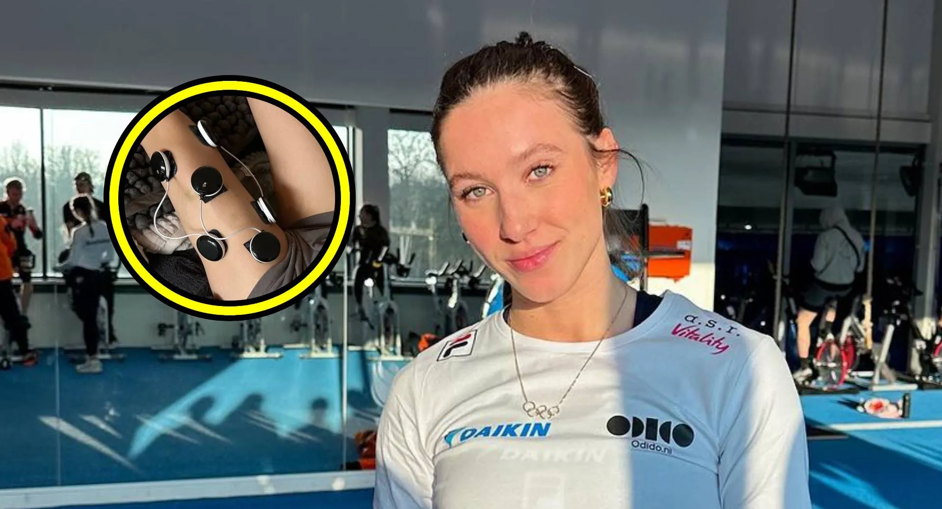 suzanne schulting ligt op bank