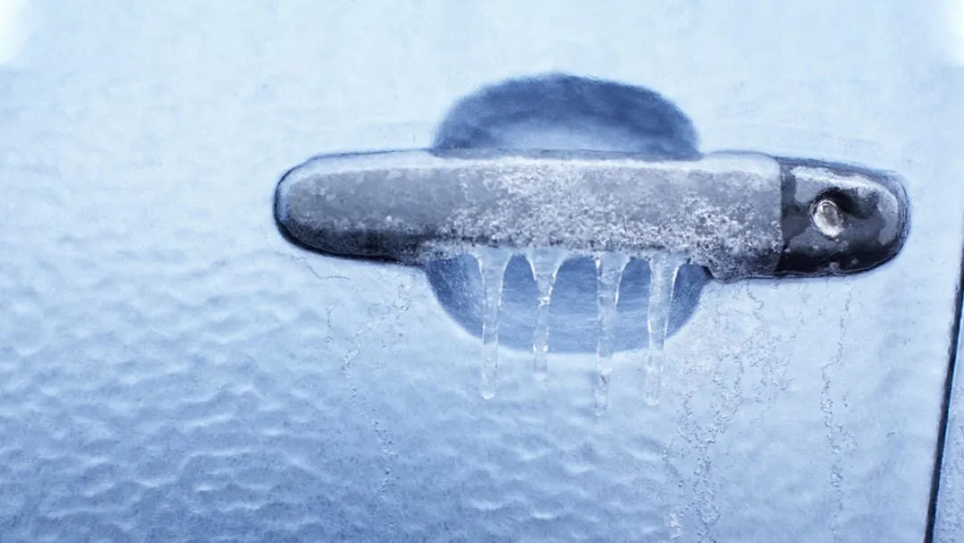 tips tegen een vastevroren autodeur in de winter