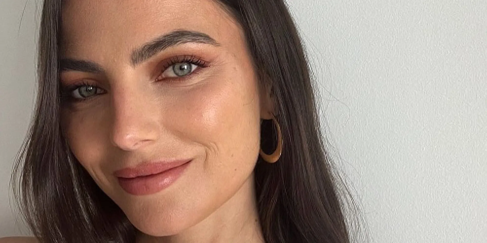 video in badjas gehulde kelly piquet smeert zichzelf helemaal in