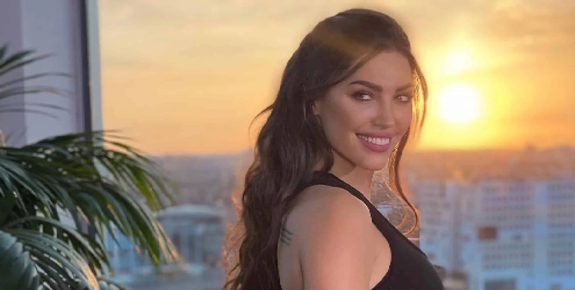 yolanthe cabau toont glimmende lippen op innige foto