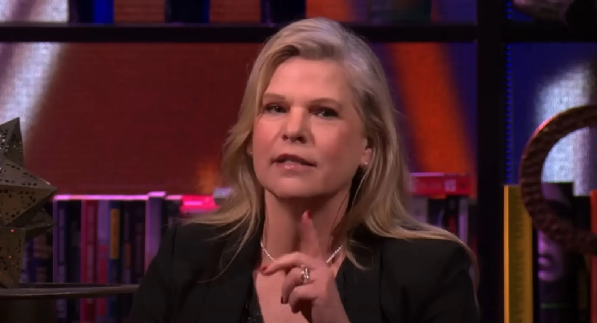 tina nijkamp onthult radicale nieuwe regel bij wie is de mol maar wordt meteen op vingers getikt