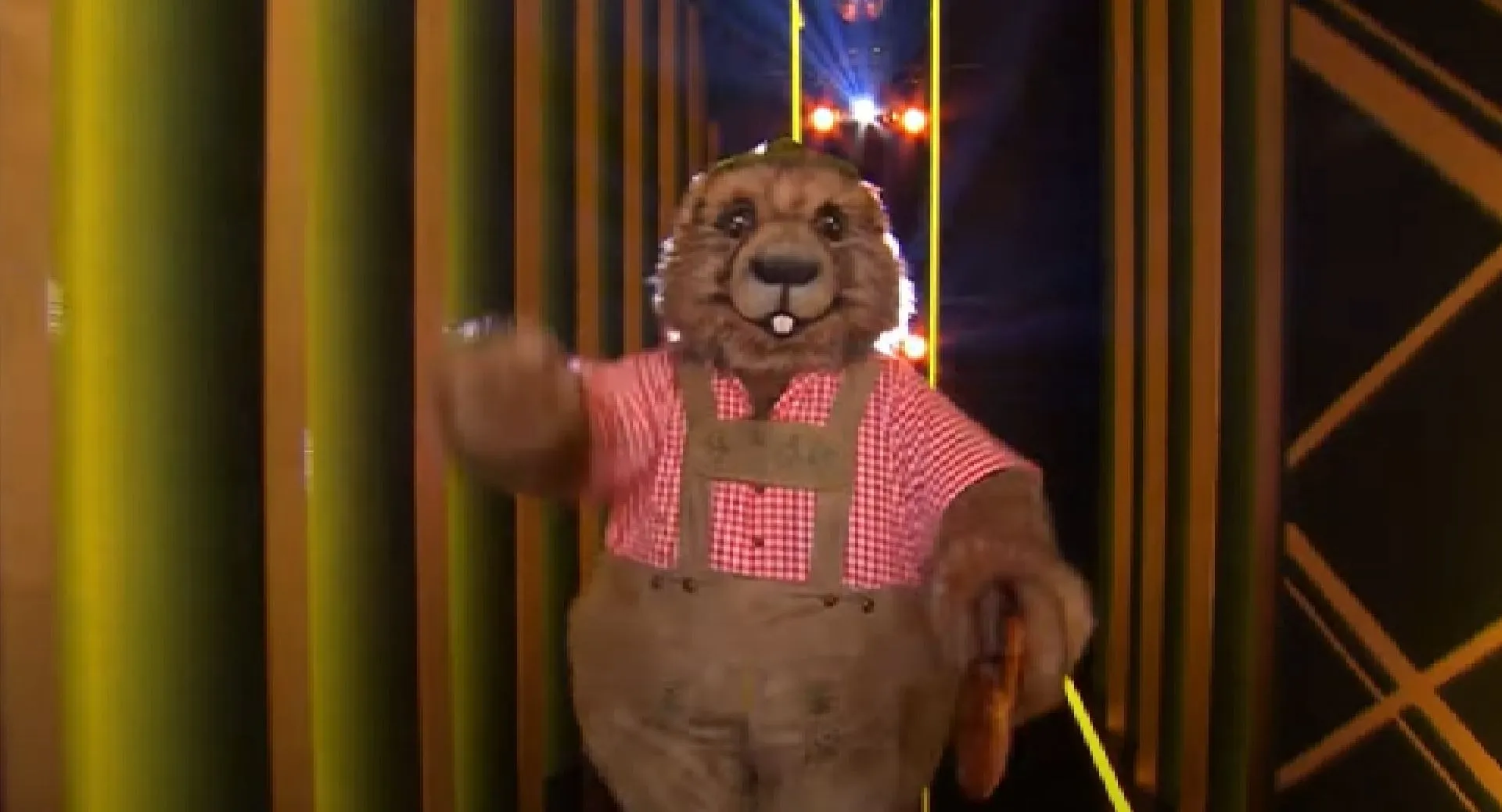 extreem hoge stem van marmot zet kijker the masked singer op verkeerde been zit er een bekende man of vrouw in dit kostuum