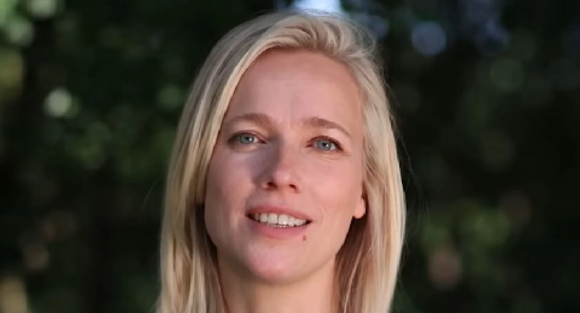 jennifer hoffman laat haar troeven zo duidelijk zien dat ze censuur moet toepassen foto