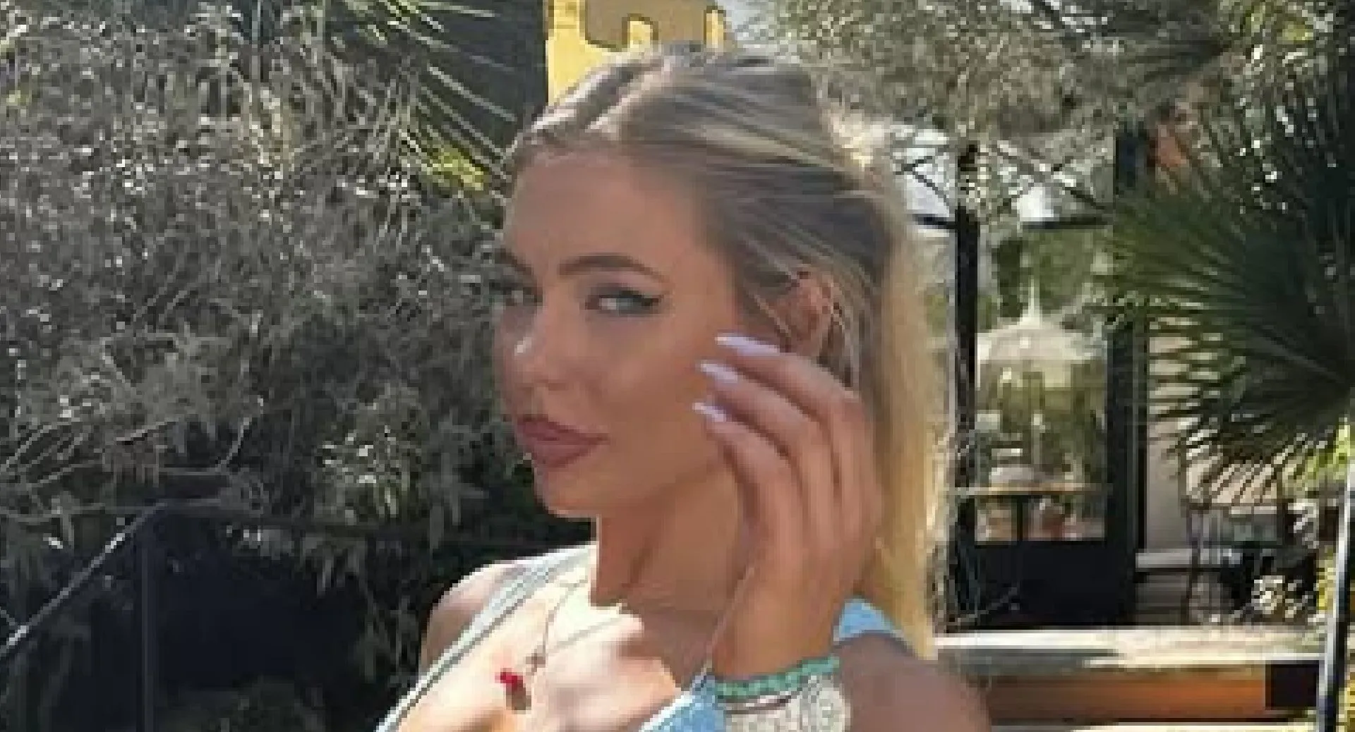 jutta leerdam laat haar flinke lippen zien en poseert in open jasje zonder onderkleding foto