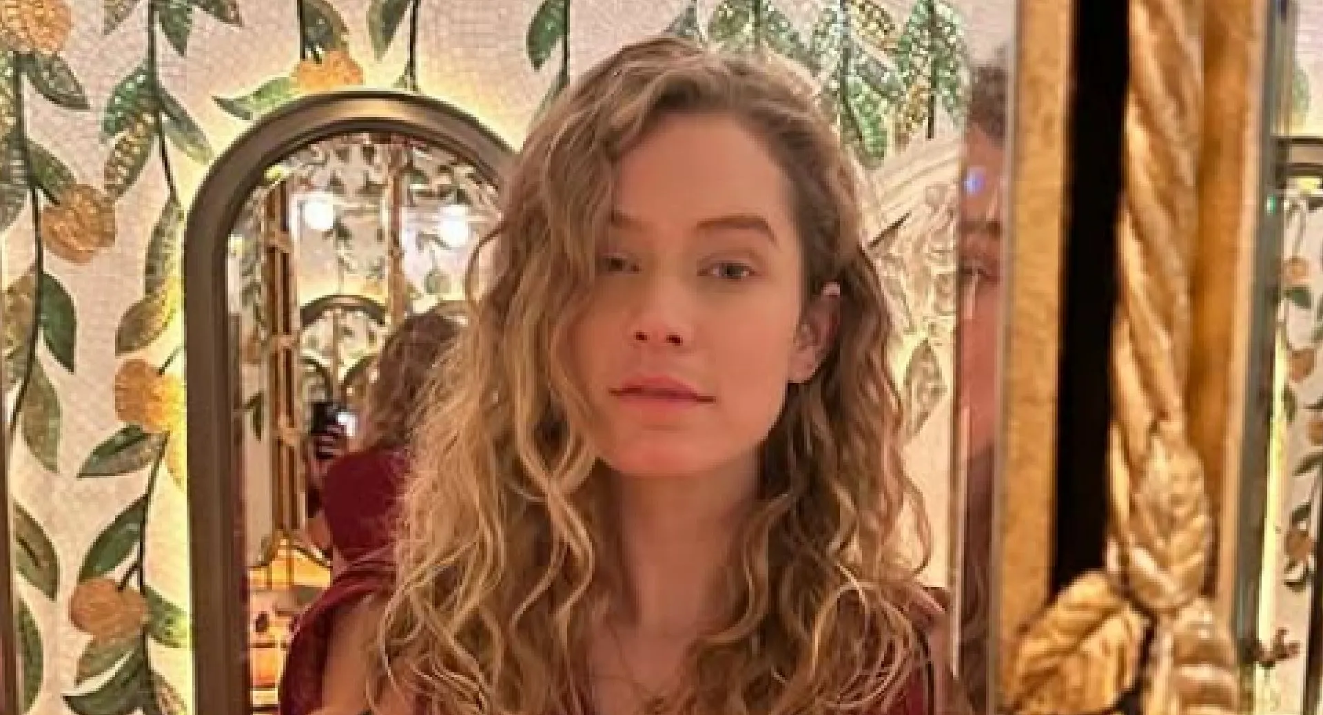 model en dj sharon pieksma laat zich onderkliederen in jungle en stopt haar neus vol met medicijnen fotos