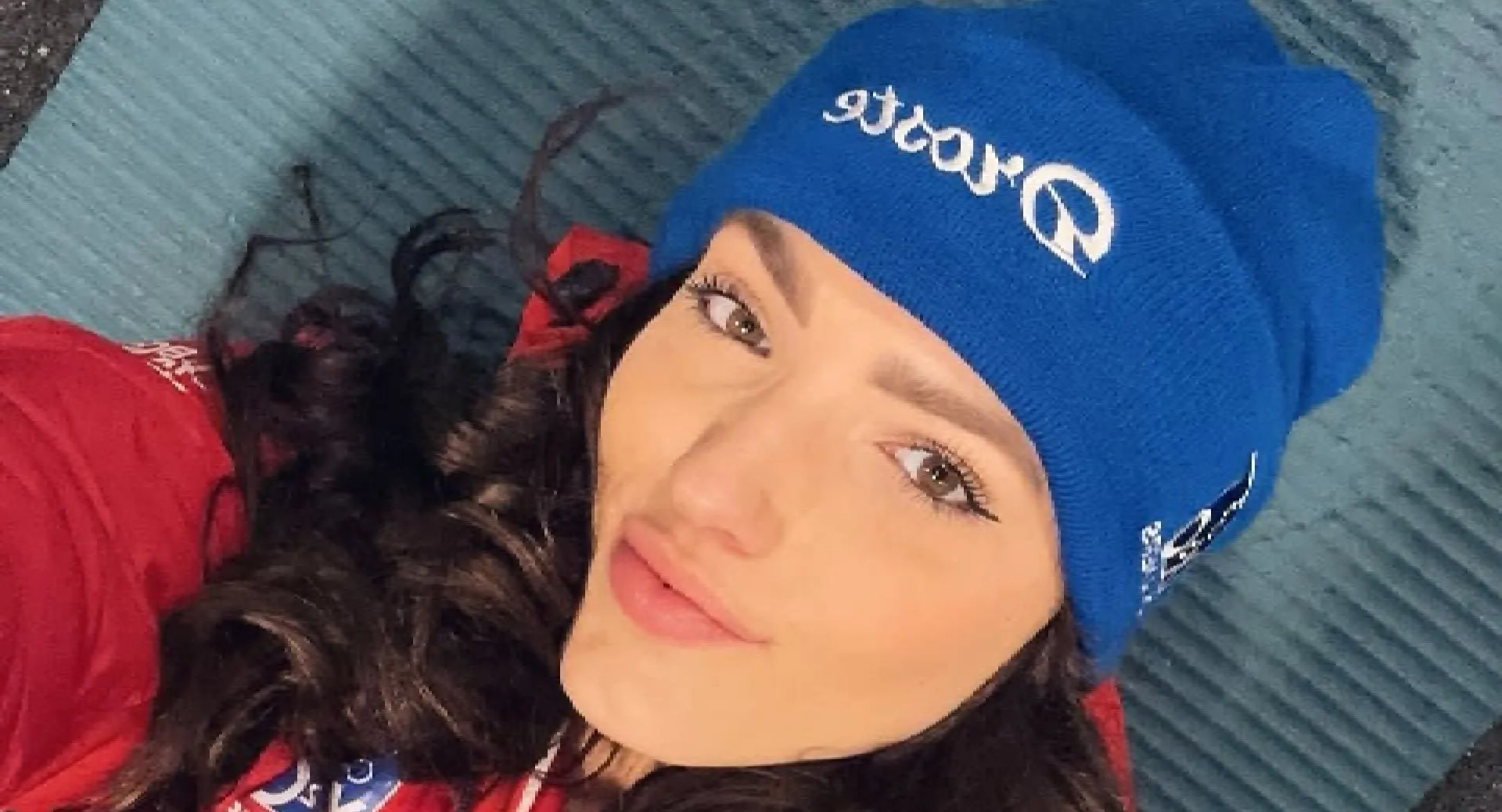 zeldzaam schaatsster pien hersman poseert voor spiegel met haar knappe zusje fotos