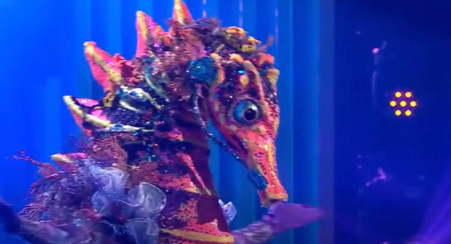 zit deze beeldschone blondine in zeepaard kostuum bij the masked singer kijkers lijken het 100 zeker te weten video
