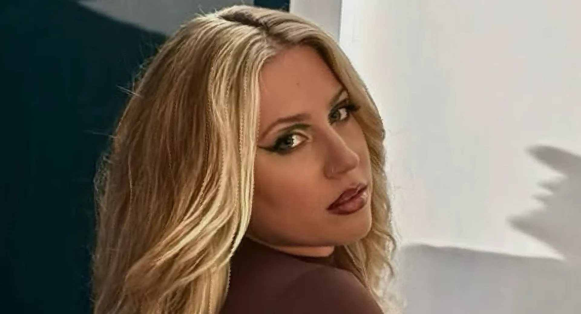 wauw lisa vol ogene schijnt volledig door haar jurkje heen dankzij flits van camera fotos