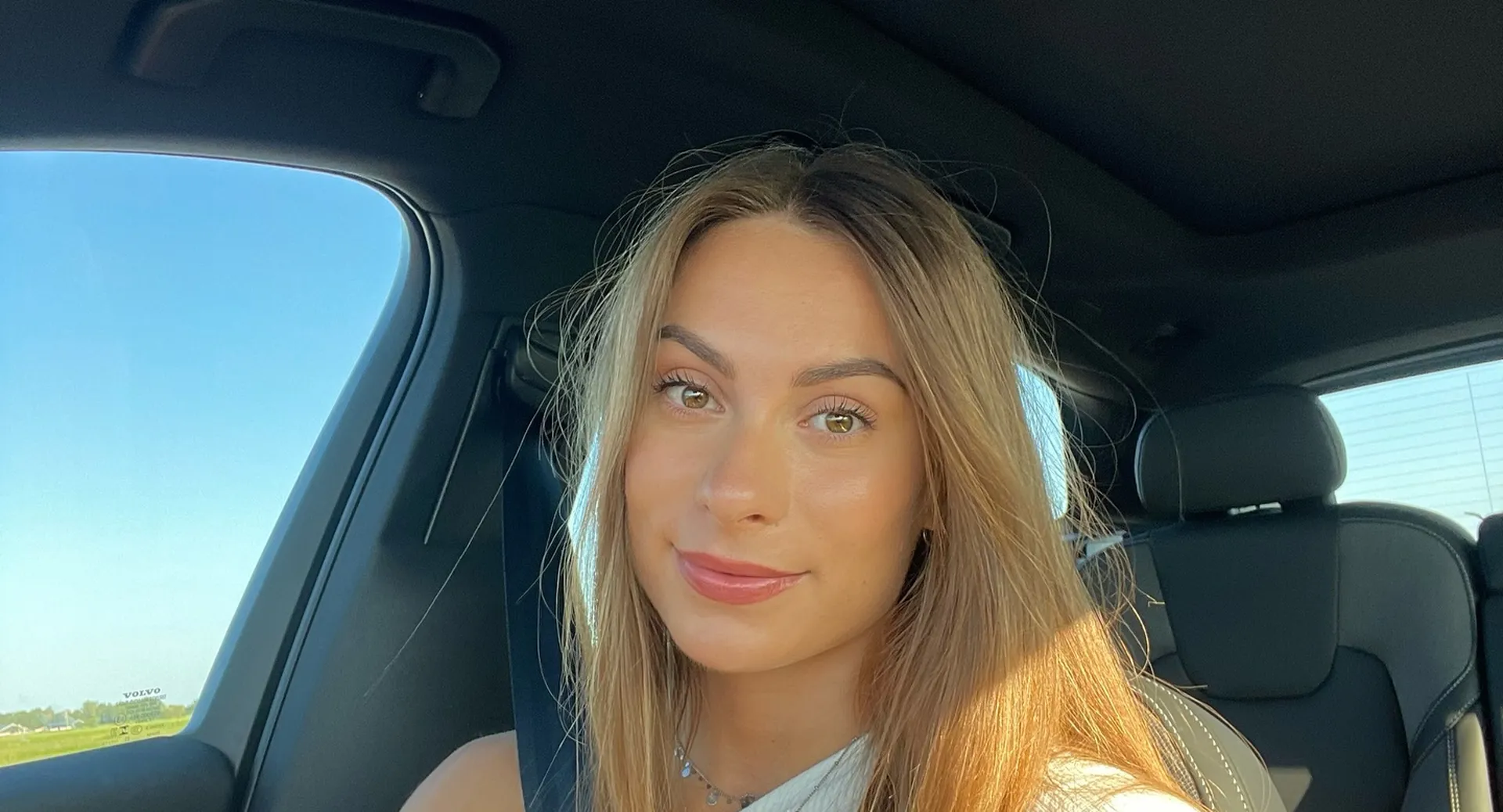 femke_kok_car_1920x1038_zoomout10_face_up