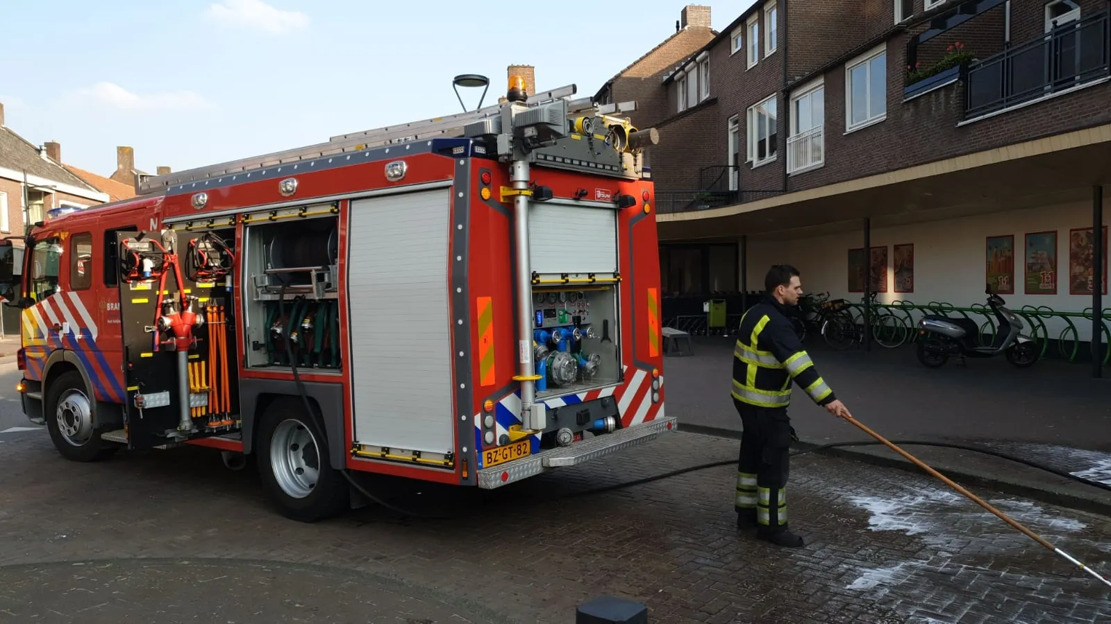 15 04 2019 brandweer reinigt wekdek schijndel 06