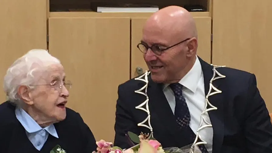 15 12 2019 burgemeester bezoekt 100 jarige 896x504