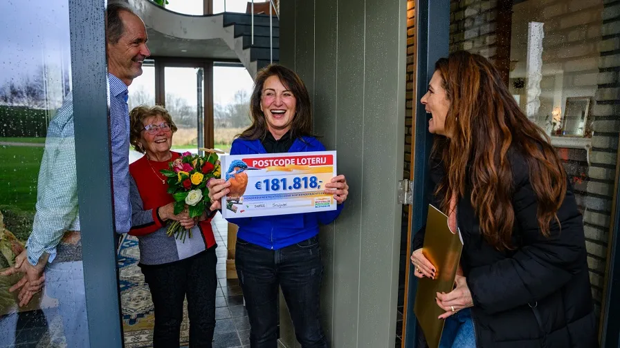 1920 marcusenellenontvangenchequevan181818eurovanpostcodeloterij ambassadeurquintytrustfull