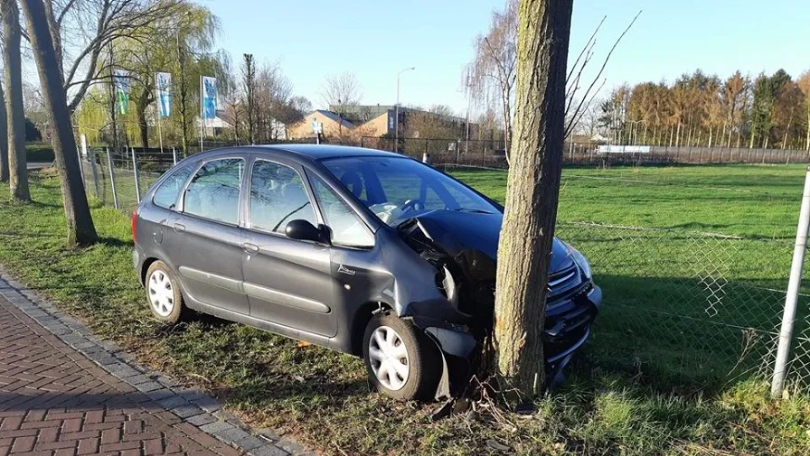 24 03 2020 auto tegen boom